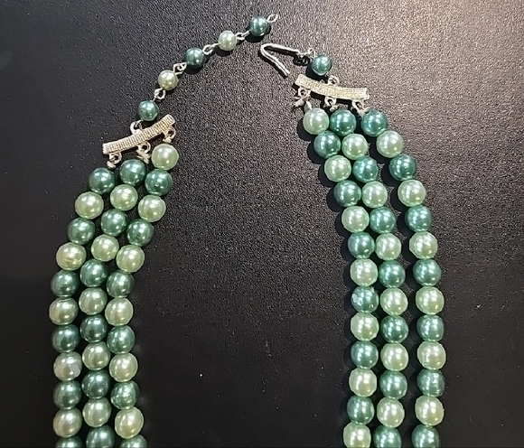🐾 5 for $25 Vintage 1960's 3-strand Green Beaded Necklace Adjustable - Picture 4 of 5